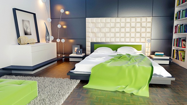 Manželská posteľ, na ktorej je prehodená zelená deka.jpg
